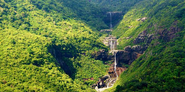 Hiking Trip Full-day: the Magnificent 7 Waterfalls Sept Cascades, Tamarind Falls Tour