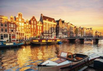 Europe Backpackers Budget Tour – Budapest, Paris, Prague, Vienna, Amsterdam