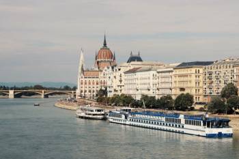 Europe Backpackers Budget Tour – Budapest, Paris, Prague, Vienna, Amsterdam