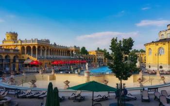 Europe Backpackers Budget Tour – Budapest, Paris, Prague, Vienna, Amsterdam