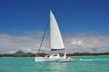 Catamaran Adventure to Îlot Gabriel, Flat Island & Coin De Mire: Lunch & Transfer Tour