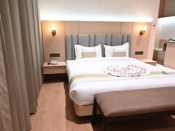 2 Nights 3 Days Varanasi Hotel Tour Package