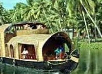 Munnar - Thekkady - Alappuzha Houseboat - Kovalam - Kanyakumari Tour 