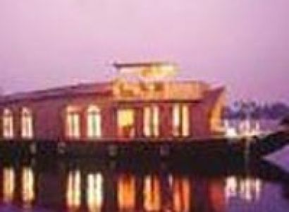 Kumarakom Backwaters & Alleppey Houseboat Tour Package 