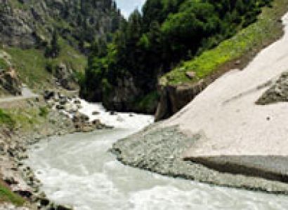 A Pampering Getaway to Vivanta By Taj, Srinagar Tour